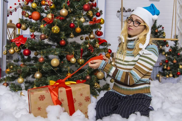Tímido Joven Adulto Chica Retrato Sentado Cerca Regalo Árbol Navidad —  Fotos de Stock