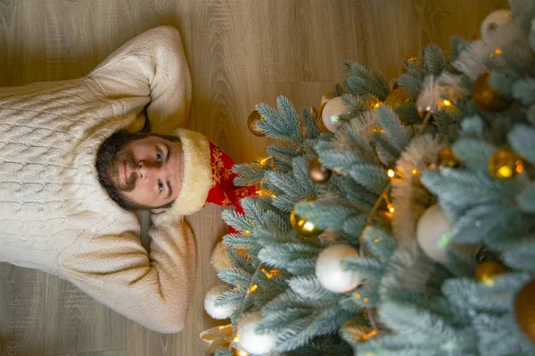 Hombre Barbudo Retrato Sonriente Tendido Piso Cerca Del Árbol Navidad —  Fotos de Stock