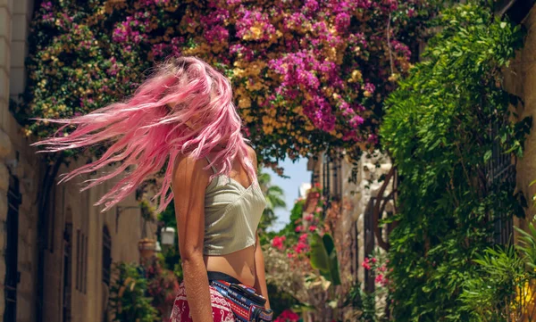 Movimiento Chica Delgada Agitando Pelo Rosa Brillante Séquito Oriental Medieval —  Fotos de Stock