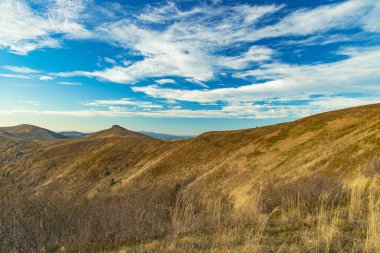 Karpatya dağ sırtı manzarası manzarası açık hava saatinde yürüyüş rotası ve canlı mavi gökyüzü bulutlu arka plan 