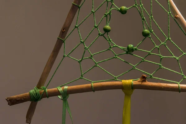 Traumfänger Spirituelle Dreiecksform Objekt Details Holzstäbchen Fäden Netz Und Grünes — Stockfoto