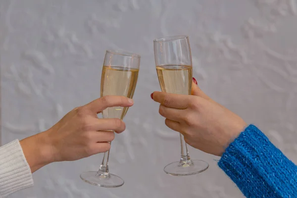 Glazen Champagne Vrouwelijke Handen Alcohol Party Concept Behang Patroon Foto — Stockfoto