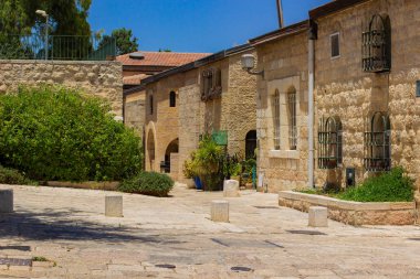İsrail 'in antik kenti Kudüs kutsal toprak caddesi kaldırımlı yol ve taşlı bina açık hava saatinde. 