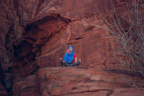 Resor Livsstil Fotografi Lotus Position Kvinna Hijab Huvudet Ser Sida — Stockfoto