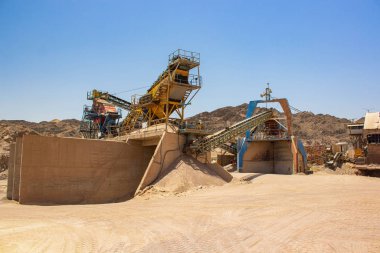 Terk edilmiş fabrika peyzajı endüstrisindeki vinç ekipmanları çalışmıyor. 