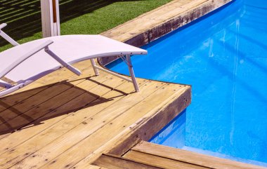 Yaz tatili için arka bahçe dinlenme yeri yüzme havuzu beyaz dinlenme odası mobilyaları 