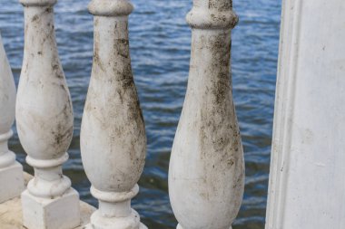 kirli mermer sütun çit mimari unsuru arka plan ıssız ruh hali resmi 