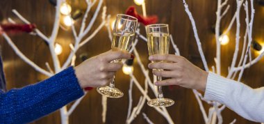 Bir bardak şampanya şirket partisi tatil kutlamaları duvar kağıdı poster resmi ve çelenk aydınlatma şenliği arka planı. 