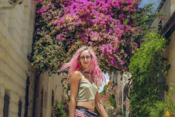 Primavera Temporada Modelo Fotografía Expresión Joven Retrato Con Pelo Rosa —  Fotos de Stock