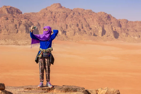 Wadi Rum Jordanien Mellanöstern Resor Fotografi Ung Flicka Hijab Muslimska — Stockfoto