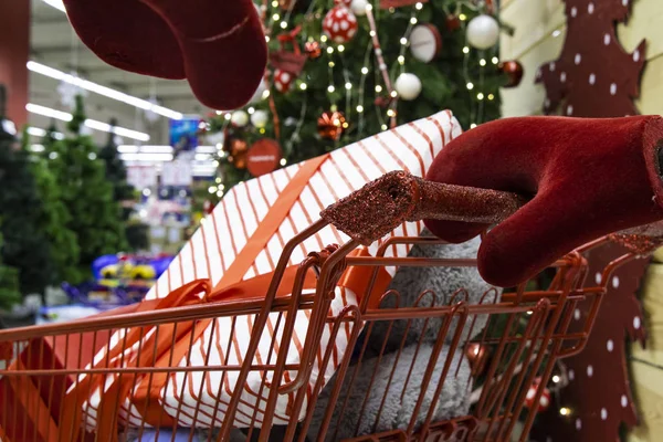 Noel zamanı, hediye kutusu ve süslemeli alışveriş merkezi manzaralı kamyonet, bulanık, ışıl ışıl parlayan arka plan süslemeleri