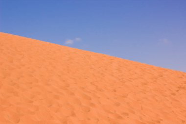 Sade doğal arkaplan deseni sıcak manzara manzarası çöl kum tepesi köşegen çizgisi mavi gökyüzü ve metin alanınız için boş kopya alanı 