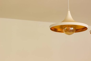 tavan lambası minimalizm iç nesne duvar arkaplanı bej renkli, metin için boş kopya alanı 