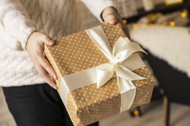Noel hediye kutusunda babaların elleri kış tatili sıcak oda konsepti duvar kağıdı deseni 