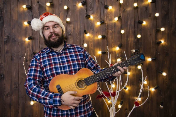 Sonrisa Hombre Barbudo Retrato Con Guitarra Navidad Sombrero Elegante Estudio —  Fotos de Stock