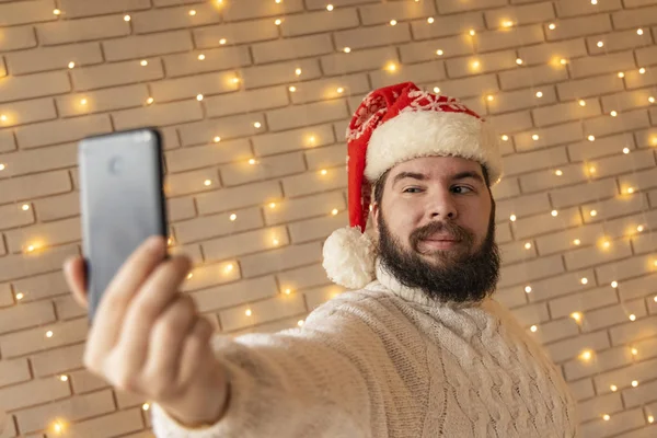 Portret Brodatego Mężczyzny Selfie Białym Pokoju Studio Wnętrze Lampkami Świątecznymi — Zdjęcie stockowe