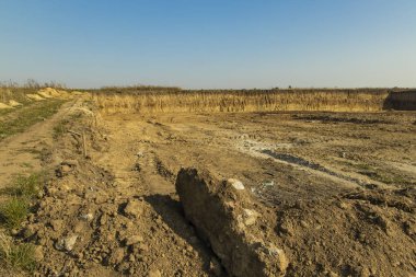 Temel peyzaj altyapı nesnesi inşa etmek için toprak zemin alanı kazın 