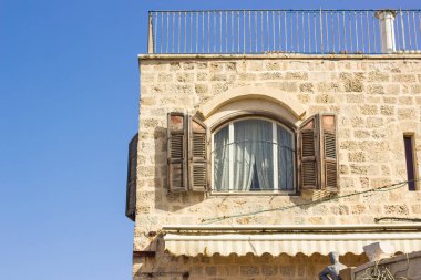 Açık kepenkleri olan eski bina dış duvar kemer penceresi 