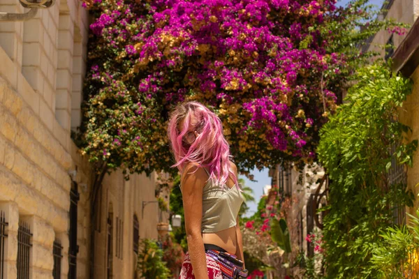 Junges Mädchenporträt Mit Gesicht Hinter Rosa Haaren Der Mitte Der — Stockfoto