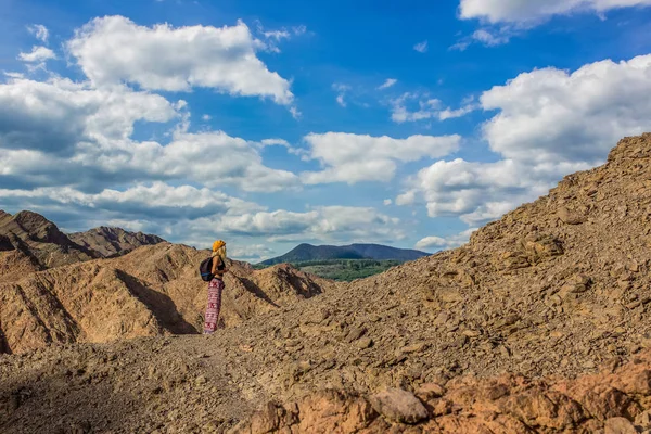 Viagem Mochila Caminhadas Menina Andando Uma Seca Patagônia Deserto Montanhas — Fotografia de Stock