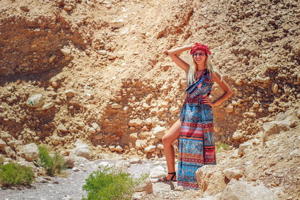 Heureux Souriant Femme Caucasienne Posant Regardant Caméra Dans Désert Canyon — Photo