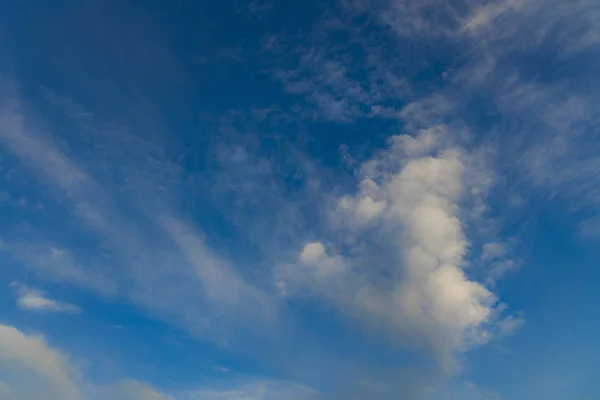 Modrá Obloha Nadýchané Mraky Jednoduchá Příroda Scénický Pozadí Pohled — Stock fotografie