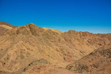 Çöl kayaları kurak sıcak çöl manzaralı vahşi doğa yaz aylarında açık hava günlerinde 