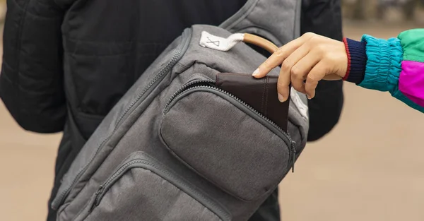 Cep hırsızlığı, cüzdan, kadın el yapımı sokak suç aleti fotoğrafçılığı.  