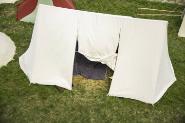 Ortaçağ çadırı yeniden inşa festivalinde yeşil çayır bahçesinde. 