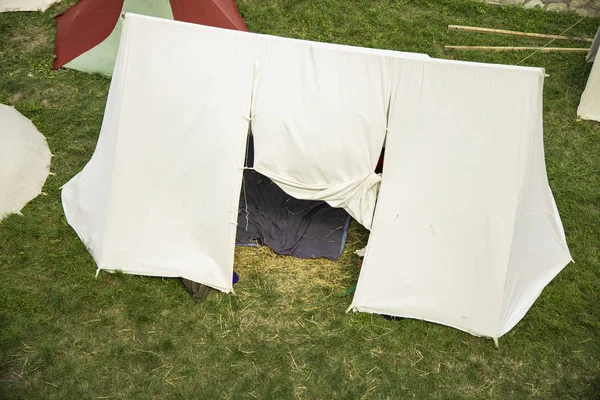 Средневековая Палатка Зеленом Лугу Замка Фестивале Реконструкции — стоковое фото