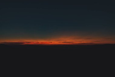 soyut ufuk gün batımı alacakaranlık koyu mavi ve turuncu renkte odaklanmamış doğal arka plan duvar kağıdı desenli fotoğrafçılık boş metin alanınız için 