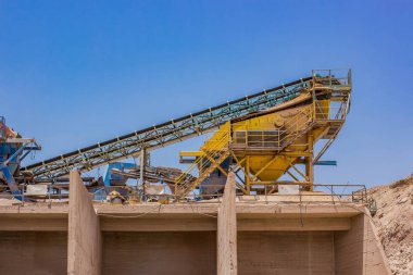 limanda ağır endüstriyel makineler çalışmıyor. 