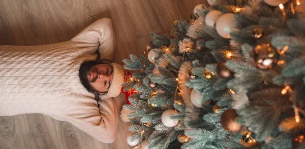 Caucásico Blanco Solitario Barbudo Hombre Retrato Yacía Cerca Árbol Navidad —  Fotos de Stock