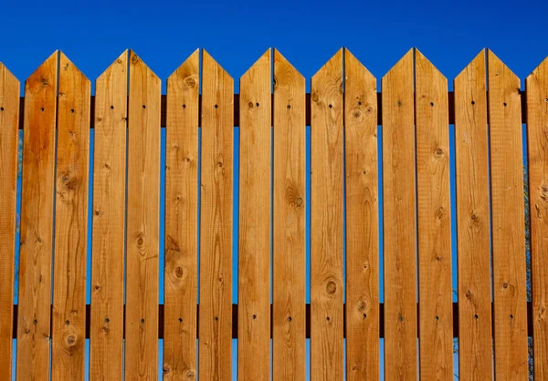 Vysoký Dřevěný Plot Malované Hnědé Paluba Vzor Živou Modrou Oblohou — Stock fotografie