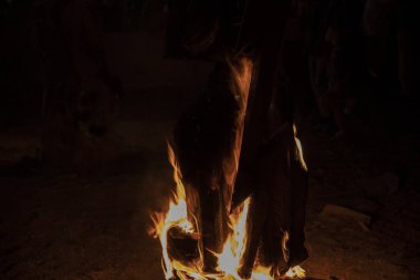 Ahşap nesne gece ateşinde yanıyor.