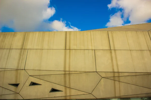 Laid mur en béton sale de l'art centre bâtiment façade extérieure fond d'écran motif, copier l'espace pour votre texte — Photo