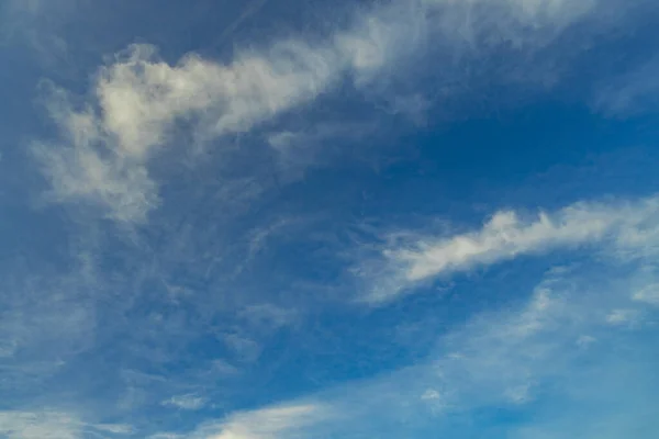 Natur einfach Hintergrund blauer Himmel flauschig weiße Wolken malerische Aussicht, Kopierraum — Stockfoto