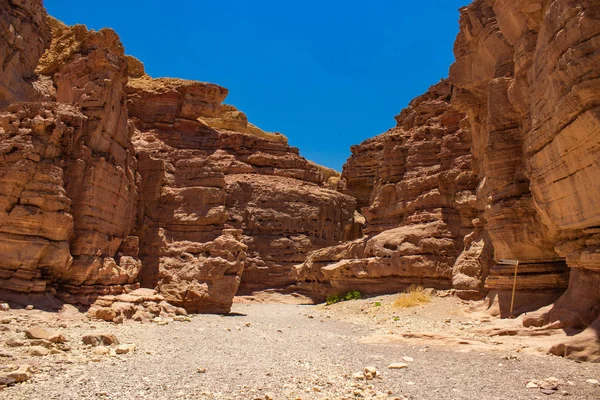 Wadi Rum öken kanjon sand sten stenar vildmark torrt landskap miljö med tom passage Mellanöstern turistiska resmål — Stockfoto