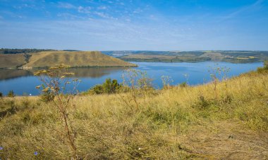 Yaz zamanı çimen tepesi manzaralı doğa manzaralı göl manzaralı sakin su açık havada