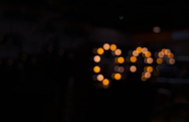 Odaklanmamış parlak sarı daireler ve boş kopyalama alanı olan soyut siyah arkaplan deseni