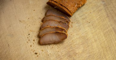 Basurma çiğ at eti doğruyor. Lezzetli Ermeni mutfağı yemek fotoğrafçılığı geçmişi.