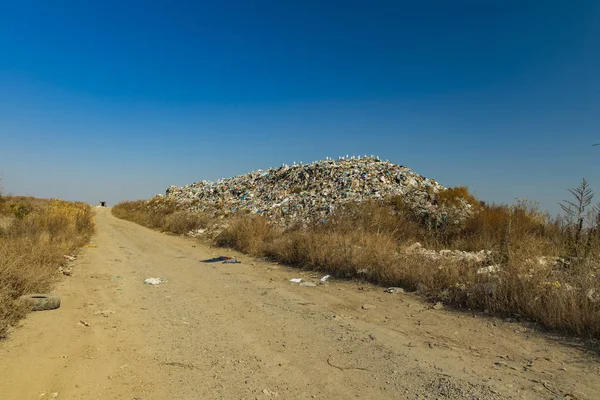 Milieu vervuiling concept reclame patroon beeld van rand stortplaats vuilnisbelt heuvel platteland plaats, kopieerruimte — Stockfoto