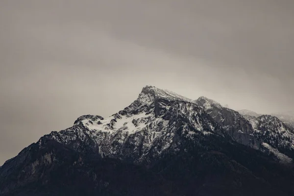 戏剧化的华丽雪山山峰云天背景风景冬季墙纸图案图片与空白复制空间为您在这里的文字 — 图库照片