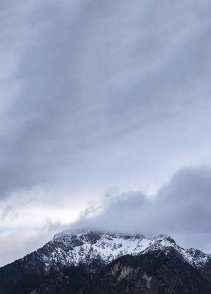 Горный пик со снегом в туманную погоду время высокогорья зимние обои картина пейзаж вертикальная картинка и пустое пространство для копирования текста здесь — стоковое фото
