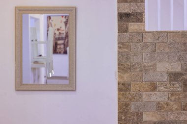 Beyaz ve tuğladan duvar iç mekanda aynalı iç ortam