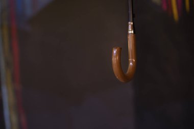 Şemsiye sapı ahşap odak nesnesi odaklanmamış koyu arkaplan