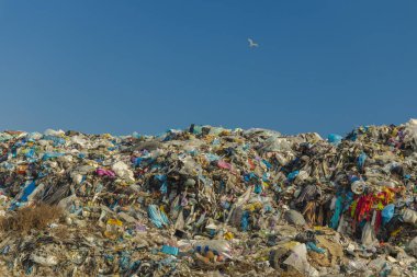 çöp tepesi ekoloji felaketi günümüzde sorun konsept desen, mavi gökyüzü arkaplan ufku burada metin için boş kopya alanı ile