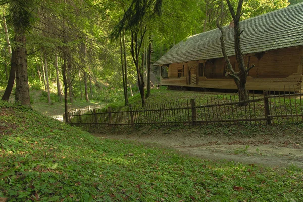 Cerca de casa de madera tradicional por jardín empalizada en bosques campo rural al aire libre primavera entorno natural —  Fotos de Stock