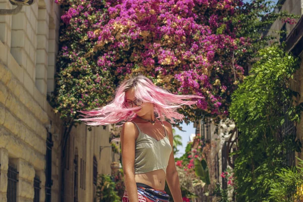 Tavasz idő évszak Jeruzsálem kert utca és női lány portré mozgás fényes rózsaszín haj — Stock Fotó