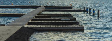 Göl kıyısındaki ahşap güverte rıhtımı su arka plan çevresi etrafında insanlar olmadan